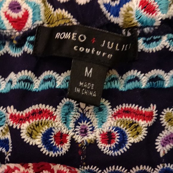 Romeo & Juliet Couture Embroidered On Or Off The Shoulder Top SIZE MEDIUM - Picture 7 of 9